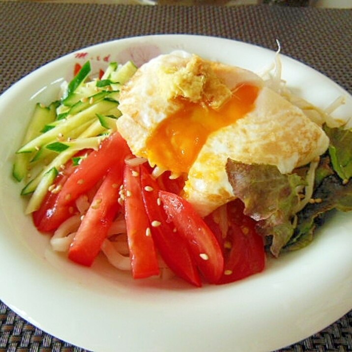 トマトときゅうりとあったか目玉のヘルシーうどん♪